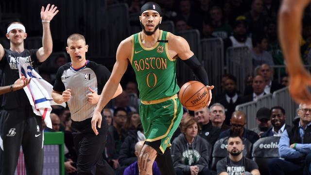 脚传球砸到 脚传球砸到